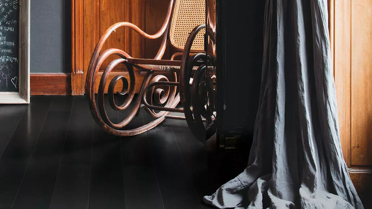suelo laminado negro